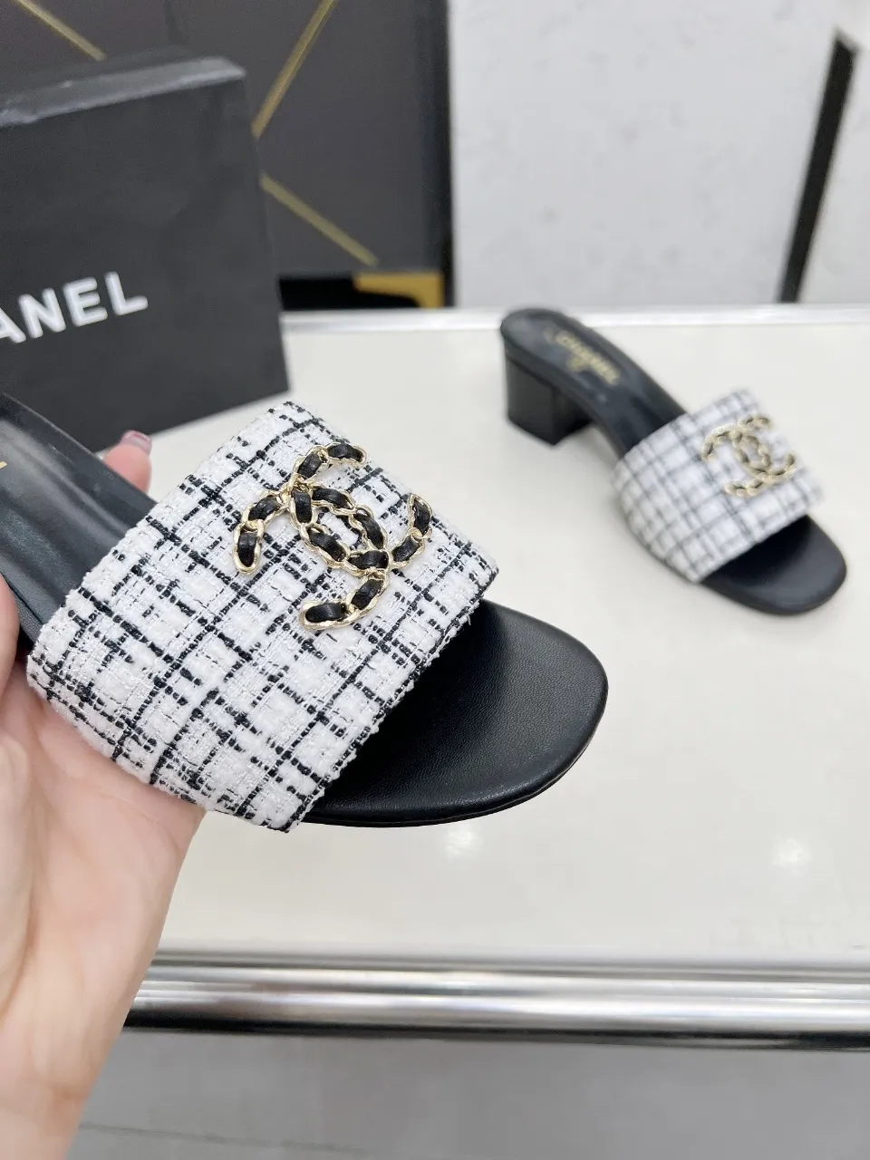 👟👟Ex-factory price 380👟👟 Genuine leather sole +30 chanel Chanel 2024 new slippers🔥🔥 Official website counter, fabric sheepskin, lining sheepskin, foot pad goatskin, 3 colors optional, size 35-42, genuine leather sole +30